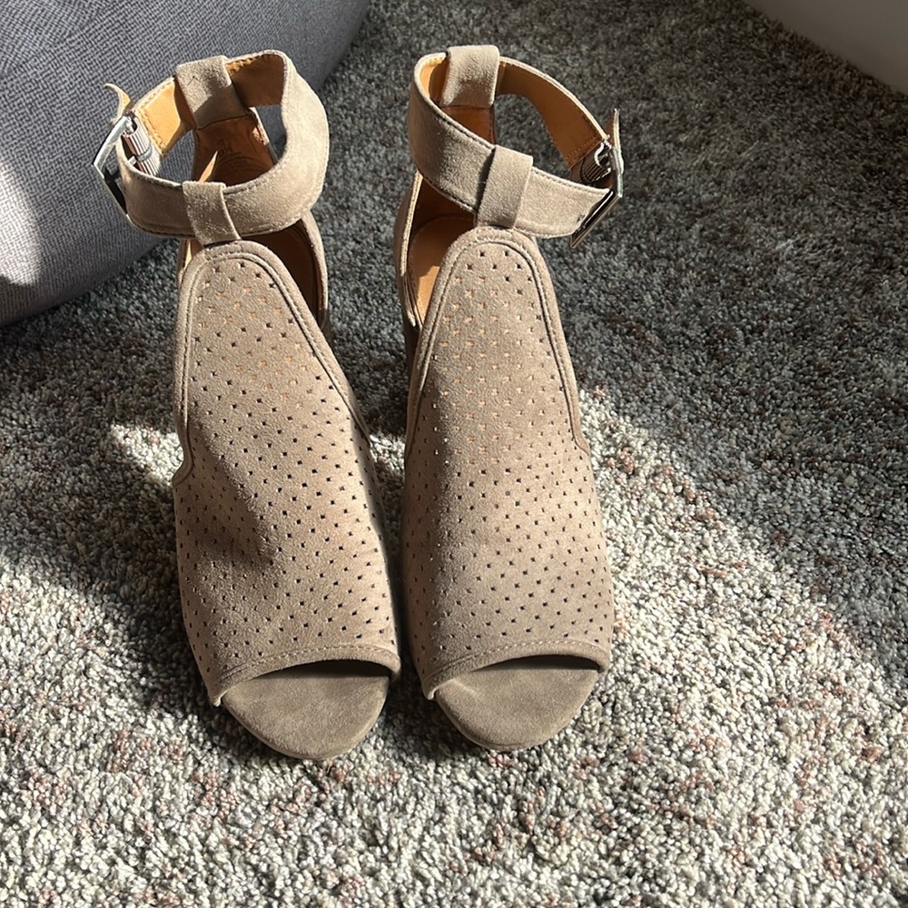 Beige/nude wedges